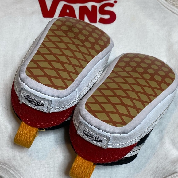 Vans Infant Baby Shoe plus Vans onesie - Picture 2 of 6